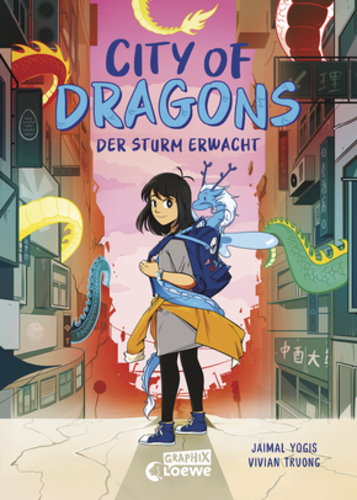 City of Dragons – Der Sturm erwacht (Band 1). Ein junges Mädchen mit Rucksack und einem kleinen Drachen auf den Schultern steht in einer Gasse. Um sie herum sind hohe Gebäude, aus denen Teile von Drachen herausschauen. 